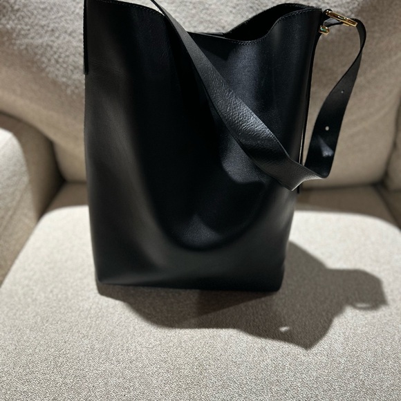 Madewell Essential Black Bucket Tote - Picture 8 of 8